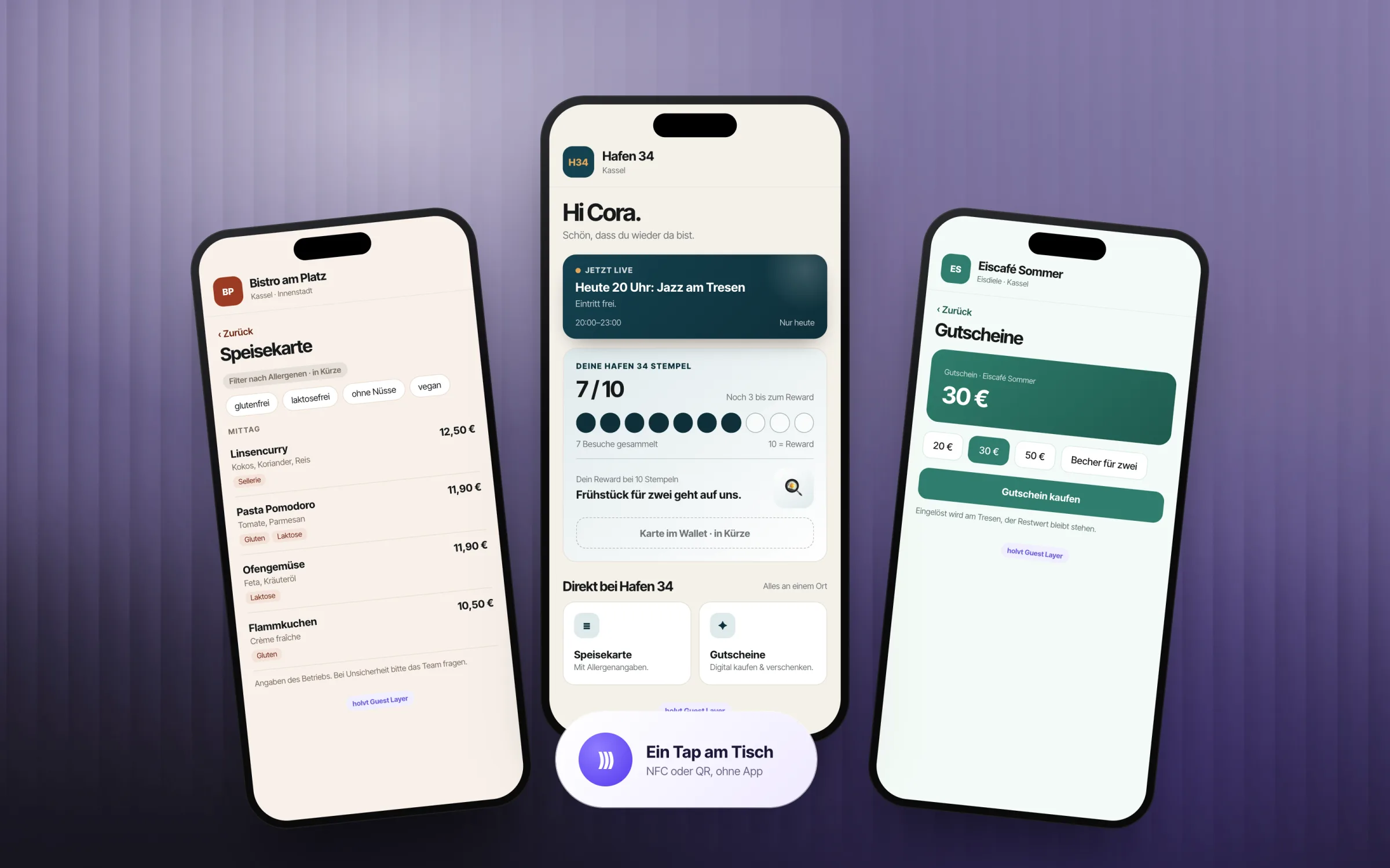 Drei Telefone mit der Gästeseite des holvt Guest Layer in drei erfundenen Betrieben: Speisekarte, Stempelkarte, Gutschein