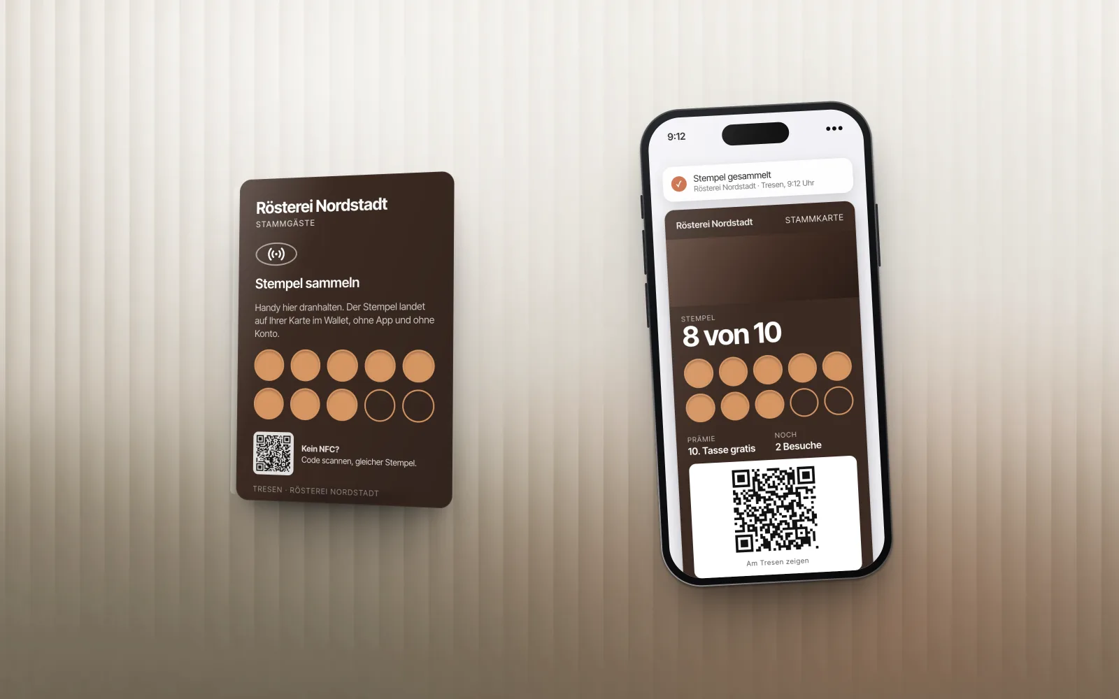 Aufsteller mit NFC-Chip und Telefon mit Stempelkarte der erfundenen Rösterei Nordstadt